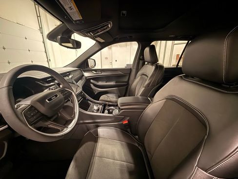 Used 2023 Jeep Grand Cherokee Altitude image 16