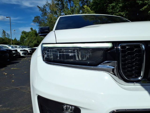 Certified 2023 Jeep Grand Cherokee Overland w/ Luxury Tech Group IV AWD/4WD image 10