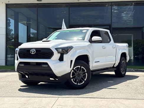 Used 2024 Toyota Tacoma TRD Sport AWD/4WD image 2