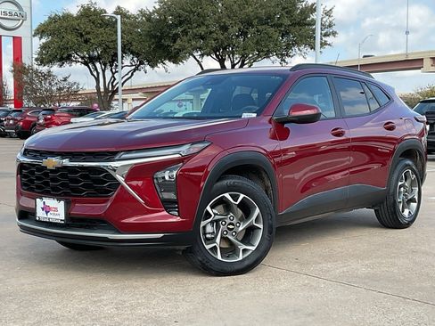 Used 2025 Chevrolet Trax LT image 2