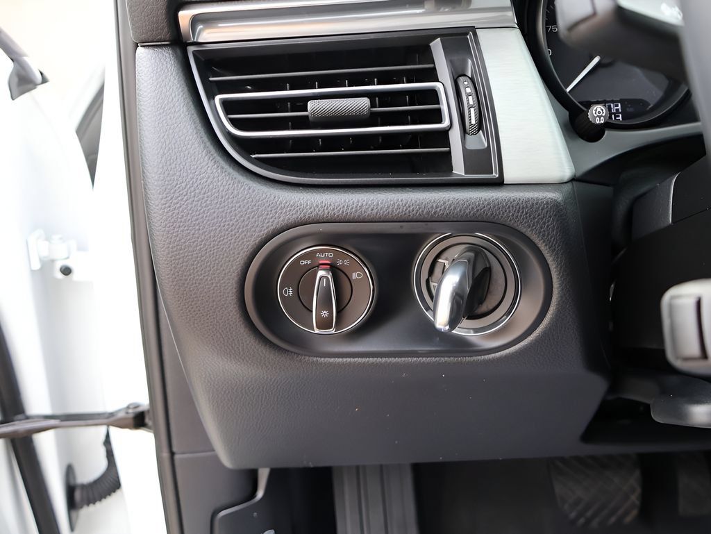 Used 2026 Porsche Macan AWD/4WD image 34