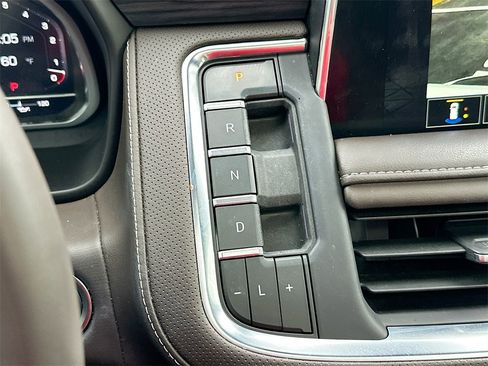 Used 2023 GMC Yukon XL SLT w/ SLT Premium Package image 22