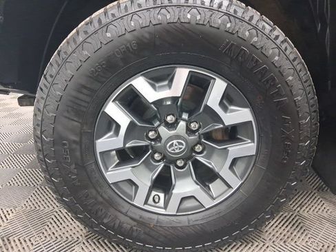 Used 2017 Toyota Tacoma TRD Off-Road w/ Tow Package (A/T) AWD/4WD image 8