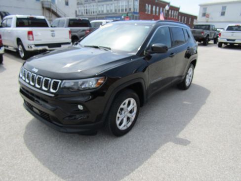 Used 2024 Jeep Compass Latitude AWD/4WD image 7
