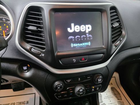 Used 2018 Jeep Cherokee Trailhawk w/ Cold Weather Group AWD/4WD image 13
