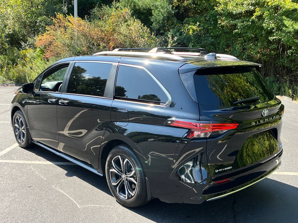 Used 2025 Toyota Sienna Platinum AWD/4WD image 3
