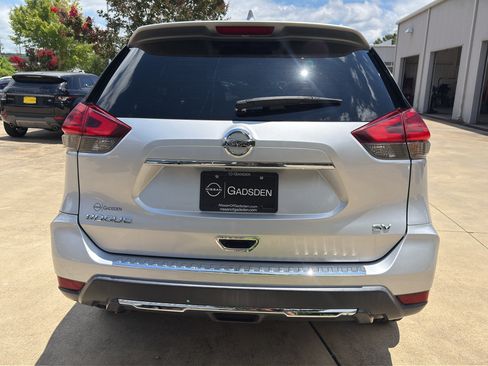 Used 2017 Nissan Rogue SV w/ SV Premium Package FWD image 4
