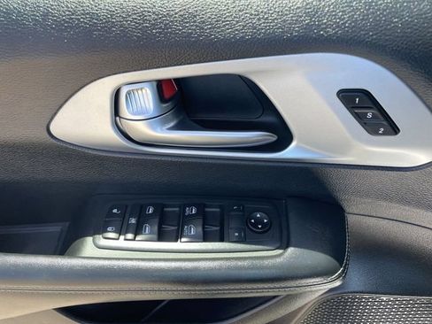 Used 2021 Chrysler Pacifica Touring-L w/ Uconnect Theater Family Group FWD image 23