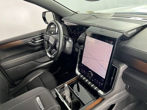 Used 2025 GMC Yukon XL Denali image 35