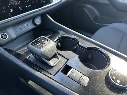 Used 2023 Nissan Rogue S image 17