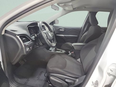 Used 2019 Jeep Cherokee Latitude w/ Cold Weather Group image 20