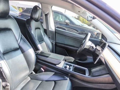 Used 2022 Tesla Model Y Long Range image 17