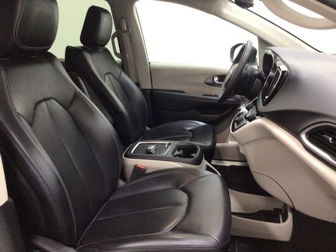 Used 2023 Chrysler Pacifica Touring-L FWD image 36