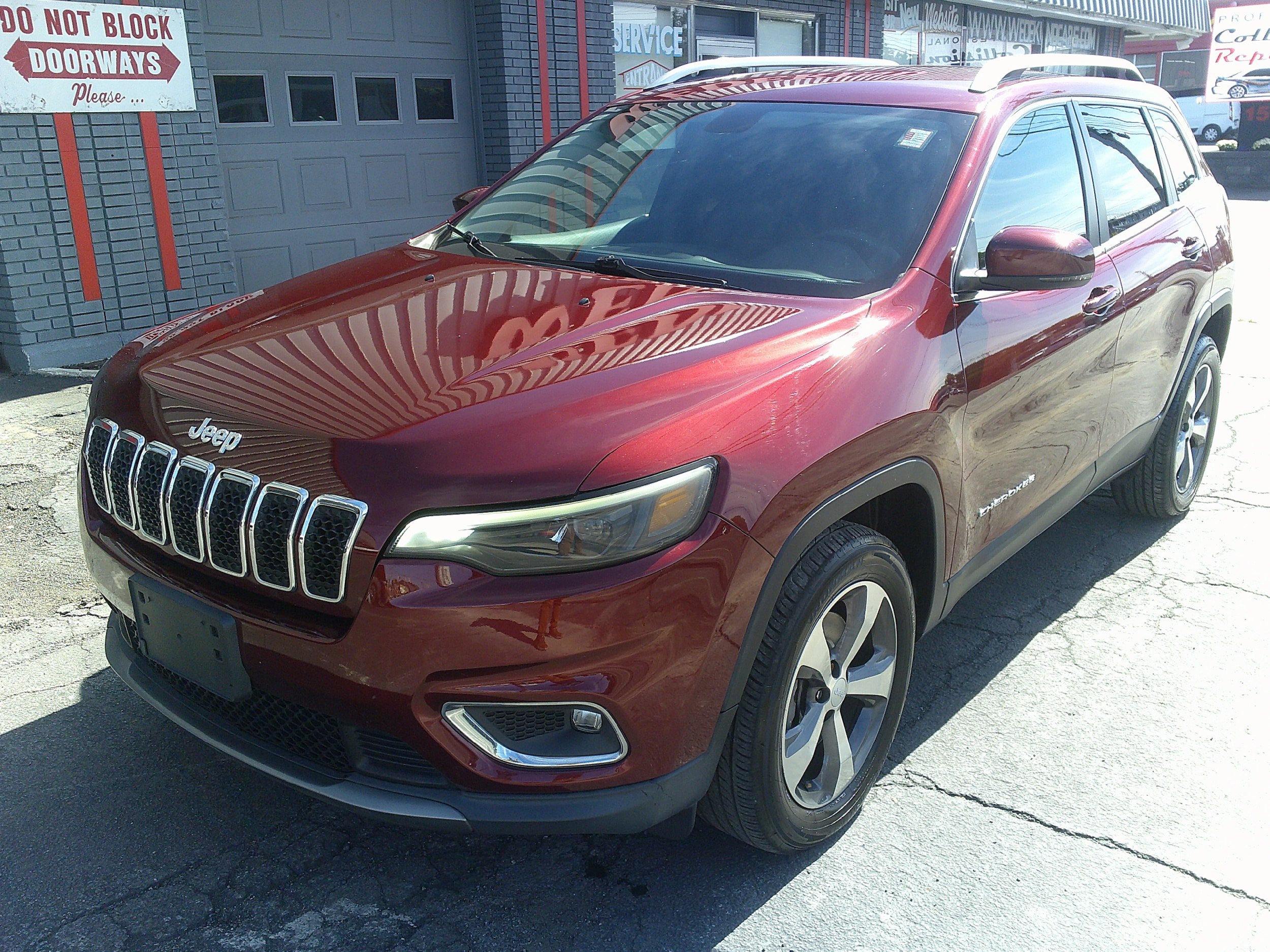 Used 2019 Jeep Cherokee Limited AWD/4WD image 13