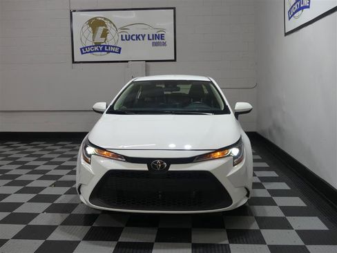 Used 2022 Toyota Corolla LE image 2