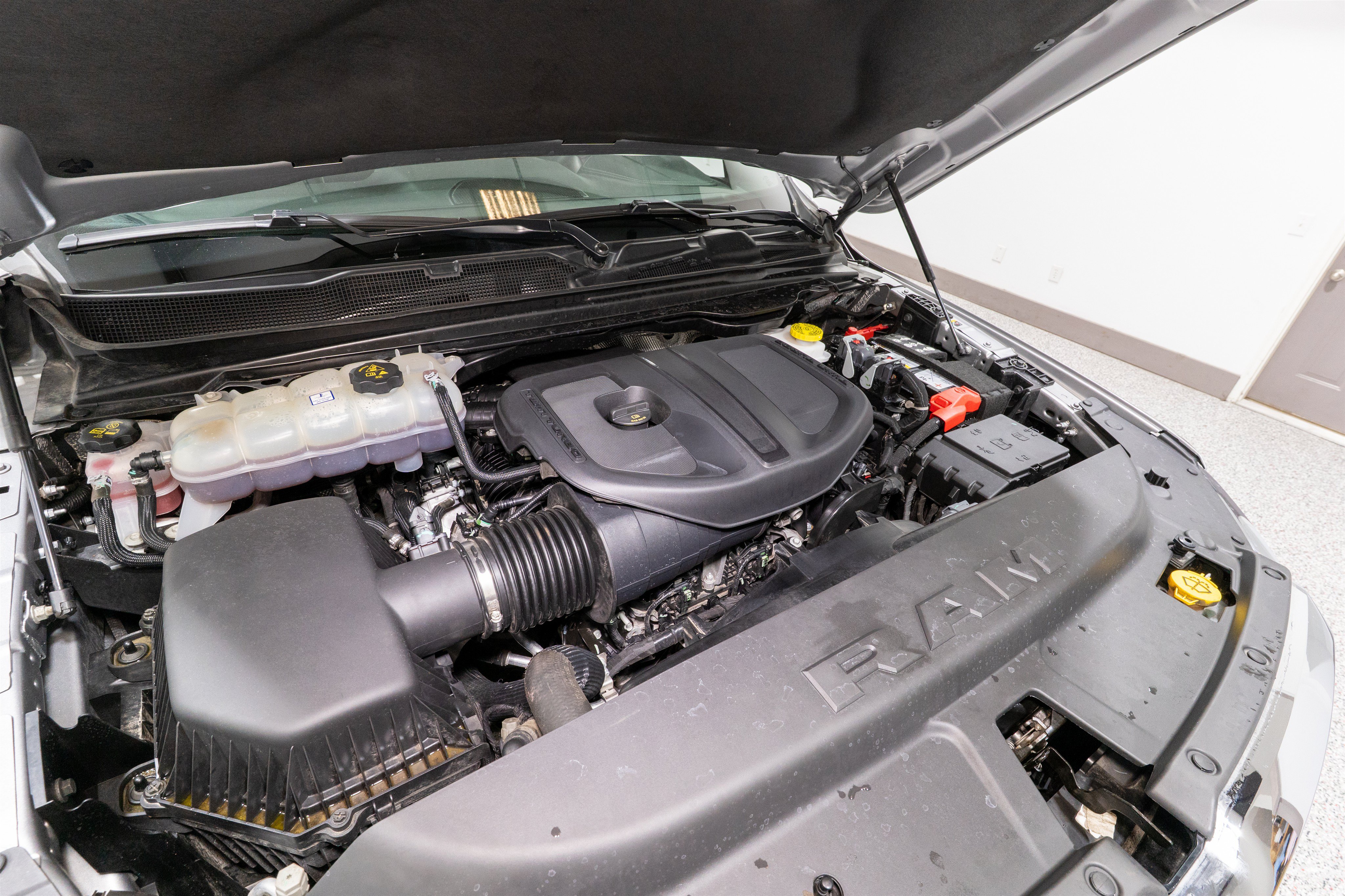 Used 2025 RAM 1500 Laramie AWD/4WD image 33