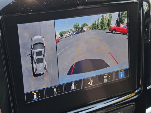 Used 2023 Chevrolet Traverse LT FWD image 3
