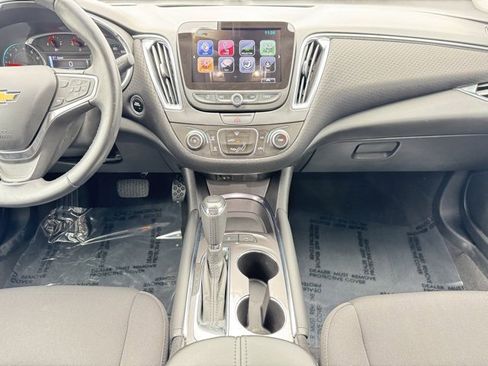 Used 2017 Chevrolet Malibu LT w/ Driver Confidence Package image 2