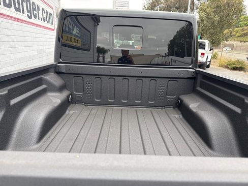 New 2025 Jeep Gladiator Sport image 10