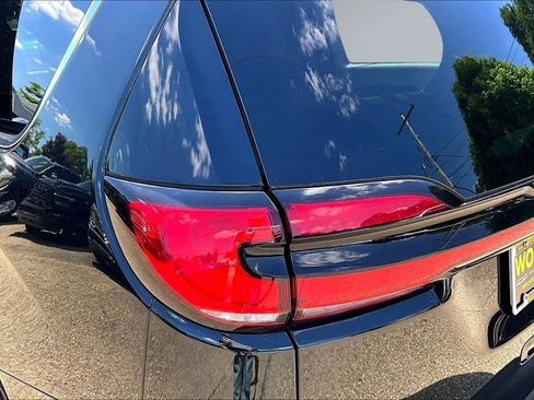 Used 2023 Chrysler Pacifica Touring-L FWD image 22