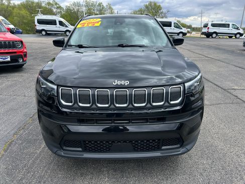 Used 2022 Jeep Compass Latitude w/ Sun and Sound Group AWD/4WD image 9