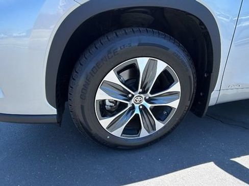 Used 2021 Toyota Highlander XLE AWD/4WD image 10