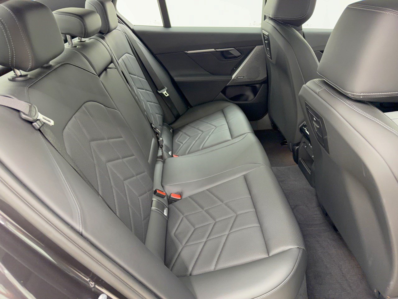 Certified 2025 BMW i5 eDrive40i w/ Premium Package RWD image 29