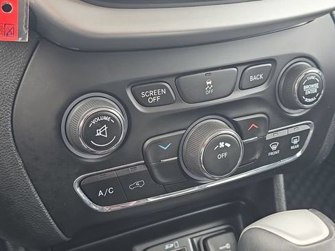 Used 2016 Jeep Cherokee Trailhawk AWD/4WD image 19