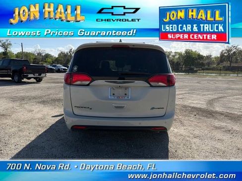 Used 2020 Chrysler Pacifica Touring-L w/ S Appearance Package image 9