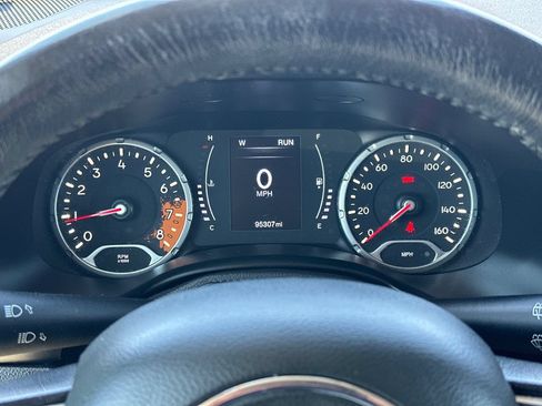 Used 2018 Jeep Renegade Latitude AWD/4WD image 26