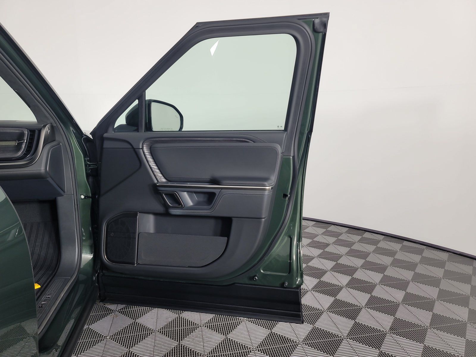 Used 2023 Rivian R1S Adventure Dual AWD/4WD image 18