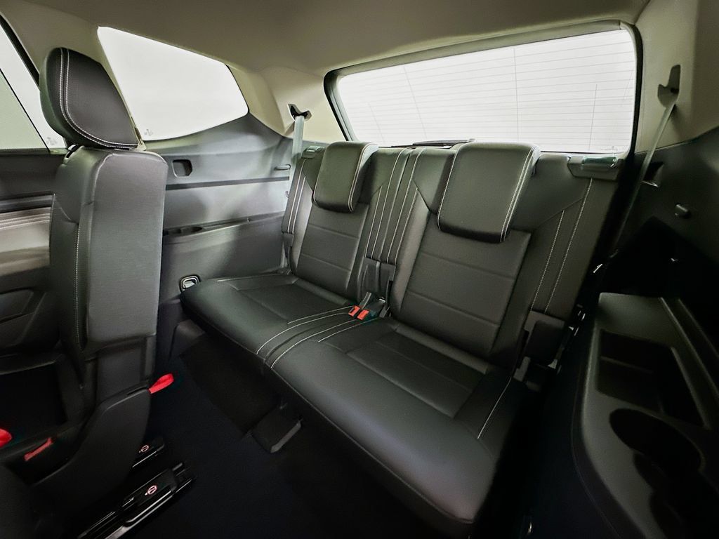 Used 2023 Volkswagen Atlas SE w/ Panoramic Sunroof Package FWD image 5