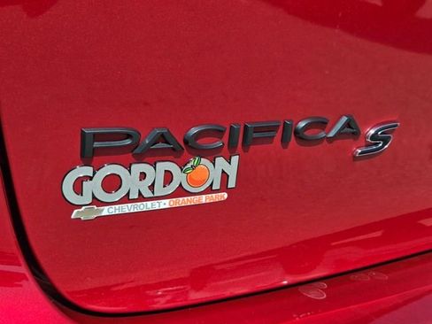 Used 2025 Chrysler Pacifica Limited FWD image 18