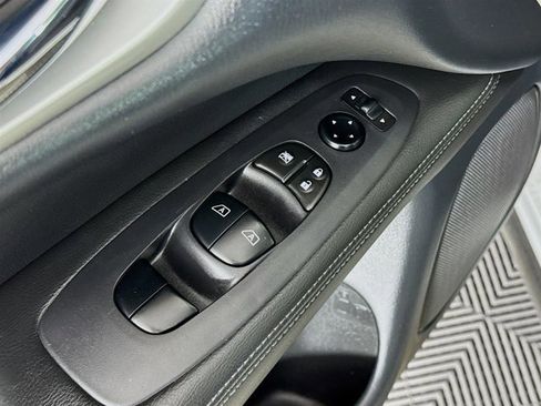 Used 2020 Nissan Pathfinder SV image 19