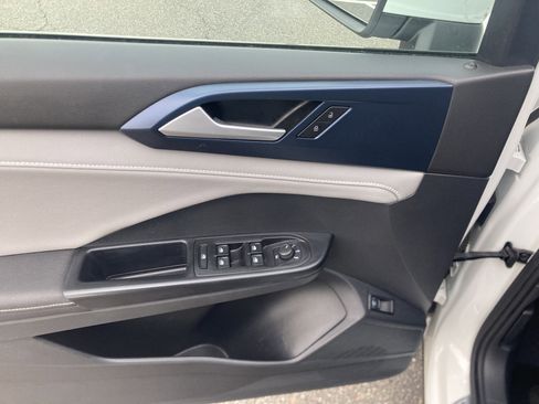 Certified 2024 Volkswagen Taos SE image 13