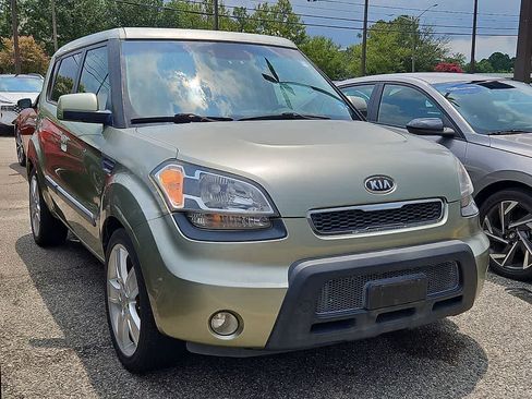 Used 2010 Kia Soul ! FWD image 2