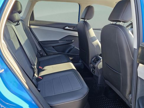 Used 2022 Volkswagen Taos SE w/ Panoramic Sunroof Package image 11