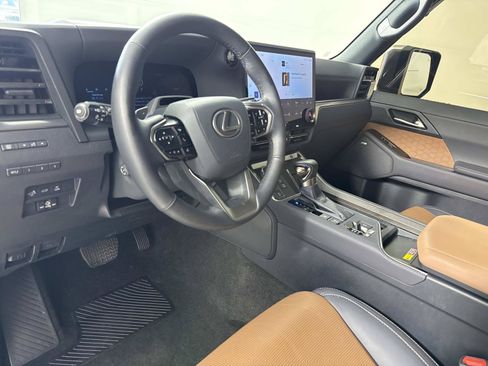 Used 2025 Lexus GX 550 w/ Accessory Package (2T) AWD/4WD image 22