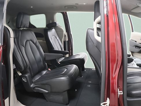 Used 2023 Chrysler Pacifica Touring-L FWD image 29