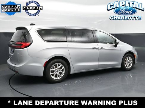 Used 2023 Chrysler Pacifica Touring-L FWD image 7