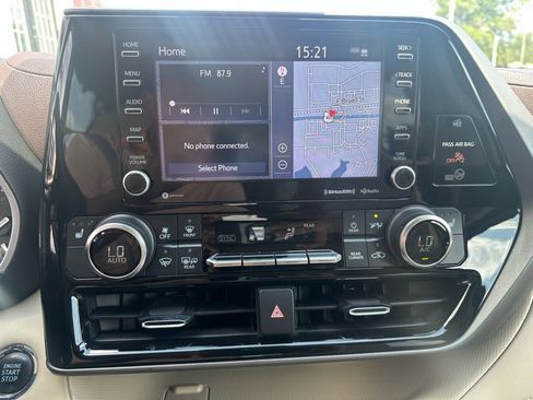 Used 2022 Toyota Highlander XLE image 17