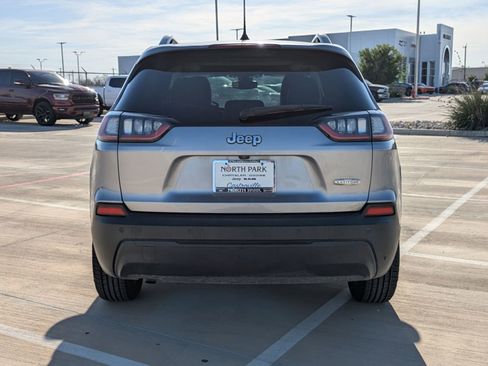 Certified 2019 Jeep Cherokee Latitude Plus w/ Comfort/Convenience Group image 4