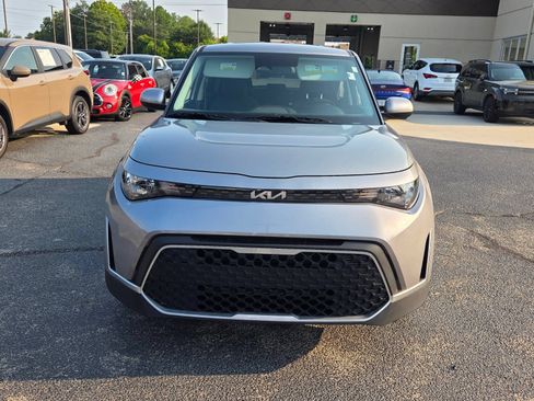 Used 2025 Kia Soul LX w/ LX Technology Package FWD image 2