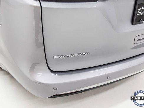 Used 2020 Chrysler Pacifica Touring-L image 6