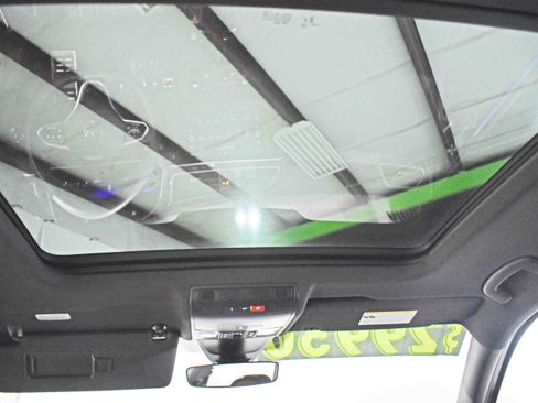 Used 2024 Volkswagen Tiguan SE R-Line image 31