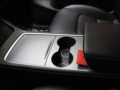 Used 2022 Tesla Model Y Long Range image 35