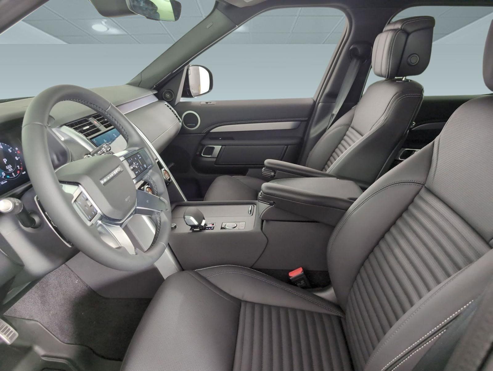 Used 2025 Land Rover Discovery Dynamic SE AWD/4WD image 3