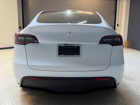 Used 2023 Tesla Model Y 2WD image 9
