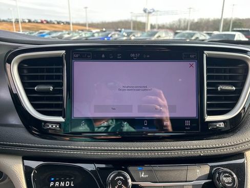 Used 2022 Chrysler Pacifica Touring-L image 26