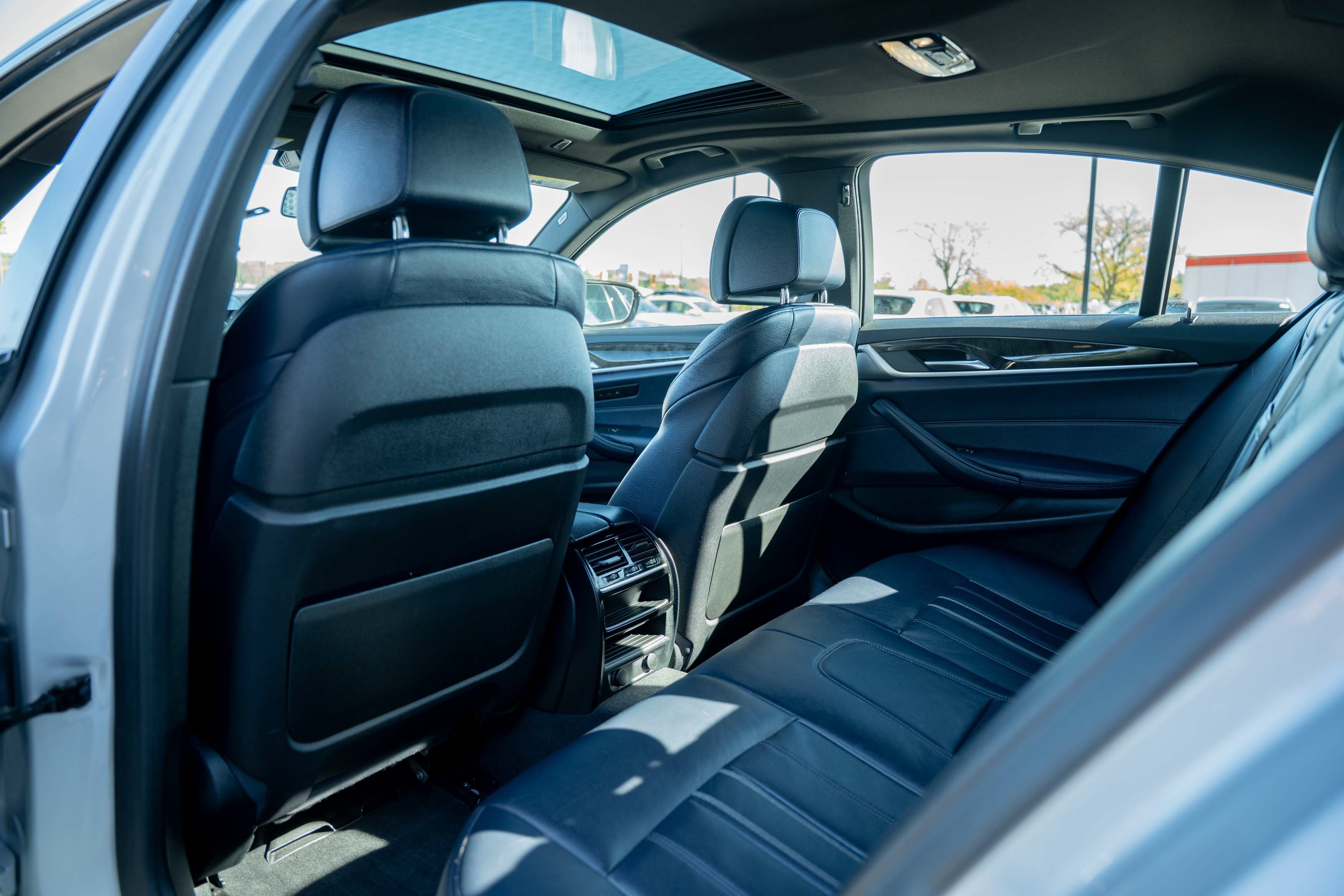 Used 2018 BMW 530e xDrive w/ Premium Package 2 AWD/4WD image 7